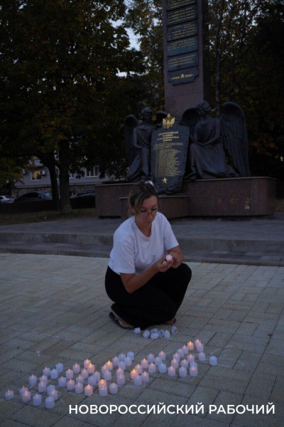 В Новороссийске зажгли тысячи свечей в память о жертвах Беслана